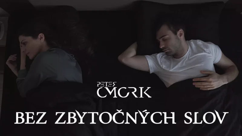 Dvaja ľudia ležia v posteli otočení chrbtom k sebe, čím vytvárajú napätú atmosféru. Nápadne sú zobrazené slová „BEZ ZBYTOČNÝCH SLOV“.