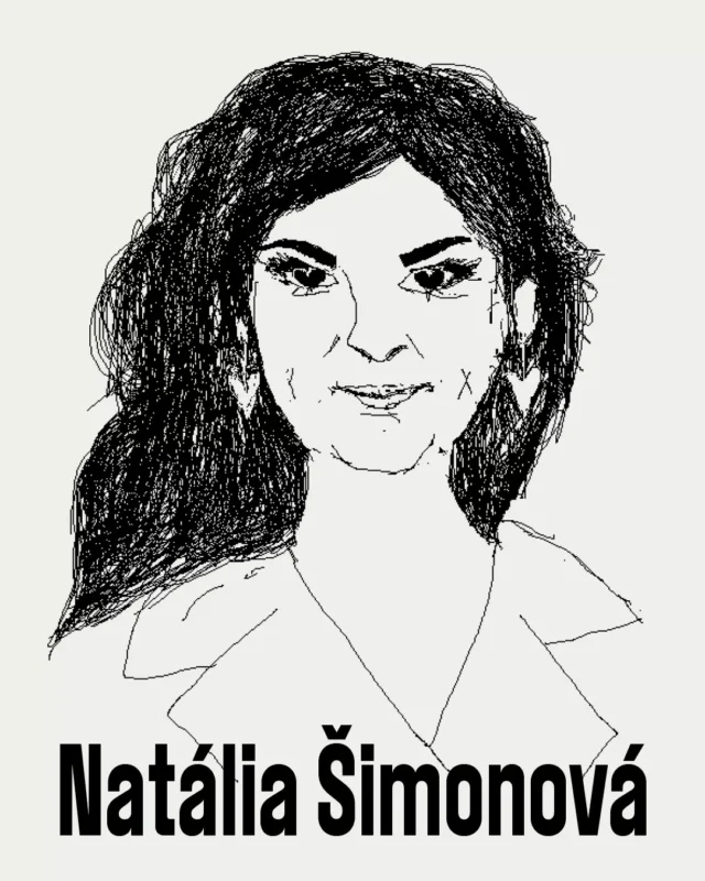 Ručne kreslená skica ženy s dlhými kučeravými vlasmi v košeli s golierom. Pod ňou je text „Natália Šimonová“ napísaný tučným čiernym písmom.