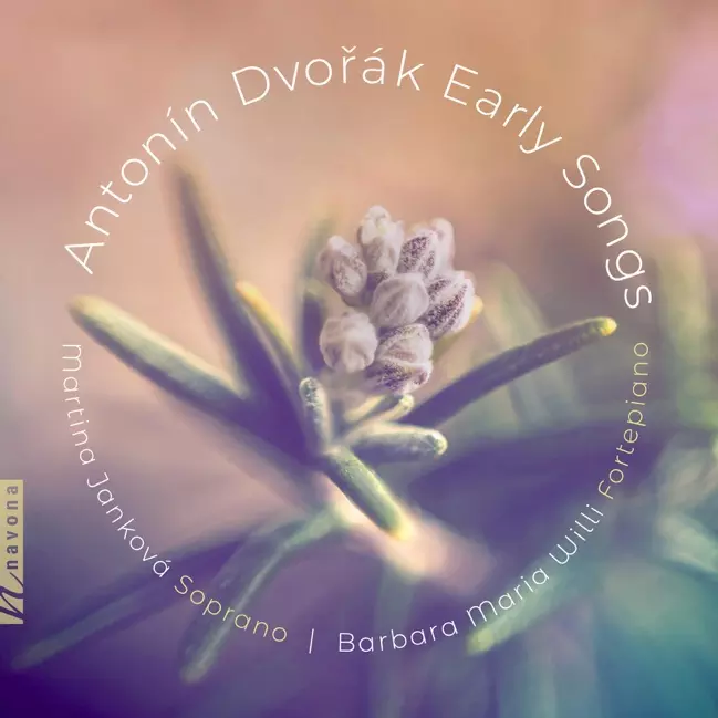 Jemný kvetinový obrázok s jemným zaostrením. Text znie „Antonín Dvořák Rané piesne“ s menami umelkýň „Martina Janková“ a „Barbara Maria Willi“. Pokojný tón.