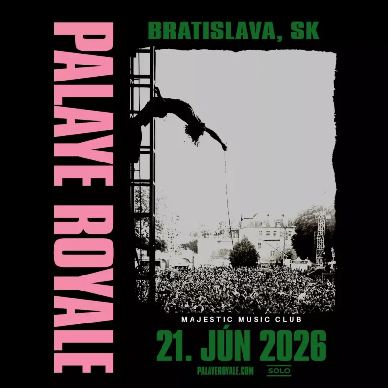 Plagát koncertu Palaye Royale v Bratislave na Slovensku 21. júna 2026. Dav jasá pod umelcom visiacim z konštrukcie. Energická atmosféra.