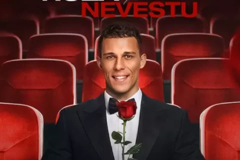 Muž v smokingu drží červenú ružu, sedí v kine s červenými stoličkami. Nápisy znie „Exkluzívna premiéra v IMAX“ a „Ruža pre Nevestu“.