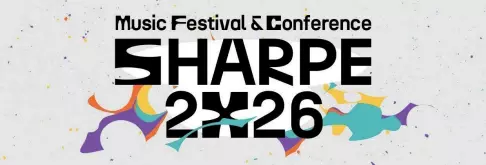 Tučný text s nápisom „Hudobný festival a konferencia SHARPE 2026“ s farebnými abstraktnými tvarmi na svetlosivom, škvrnitom pozadí.