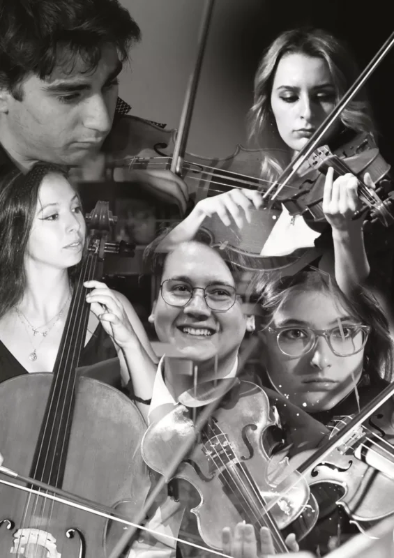 Čiernobiela koláž piatich hudobníkov vášnivo hrajúcich na strunové nástroje vrátane huslí a violončela s výrazmi sústredenia a radosti.