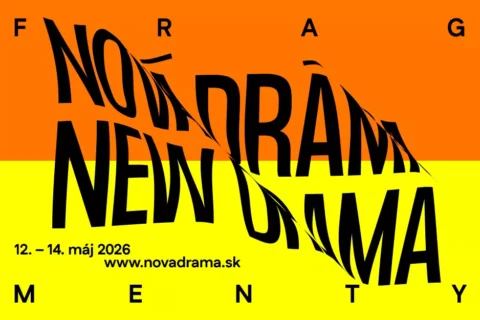 Obrázok zobrazuje tučný, zdeformovaný text „Nová dráma“ na oranžovom a žltom pozadí s rozdelenými „Fragmentmi“. Dátum podujatia a webová stránka sú uvedené nižšie.