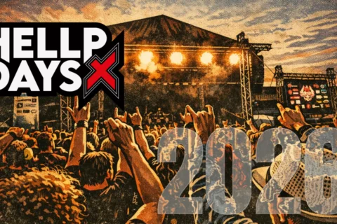 Živá koncertná scéna s jásajúcim davom pod osvetleným pódiom za súmraku. Nápadný text „HELLP DAYS X“ a „2026“. Energická, živá atmosféra.