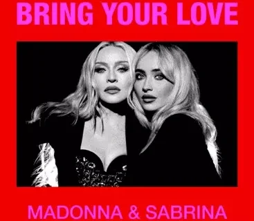 Čiernobiely obrázok dvoch objímajúcich sa žien s nápisom „Bring Your Love“ výraznou ružovou farbou v hornej časti a nápisom „Madonna & Sabrina“ v dolnej časti na červenom pozadí.