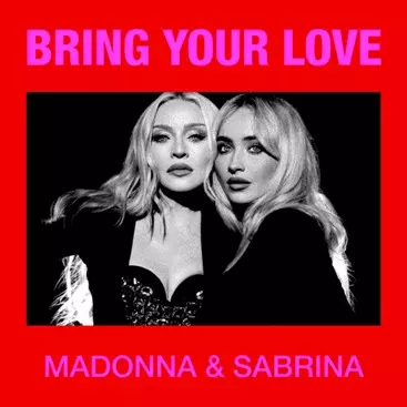 Čiernobiely obrázok dvoch objímajúcich sa žien s nápisom „Bring Your Love“ výraznou ružovou farbou v hornej časti a nápisom „Madonna & Sabrina“ v dolnej časti na červenom pozadí.