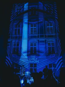 The Curly Simon premenil koncert na audiovizuálnu show: Nový album zaznel naživo ešte pred vydaním Hudba
