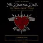 Koncertný plagát k 25. výročiu turné skupiny The Dresden Dolls. Zobrazuje červené srdce prepichnuté šípmi, obklopené ozdobnými vzormi na čiernom pozadí. Obsahuje podrobnosti o koncerte, ktorý sa bude konať 9. 4. 2026 v Prahe.