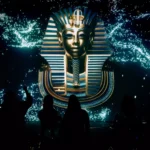 Zlatá egyptská faraónova maska ​​s modrými akcentmi je osvetlená na tmavom pozadí. Siluety ľudí stoja s úžasom a hľadia na exponát. Masku obklopujú trblietavé svetlá, ktoré vytvárajú mystickú atmosféru.