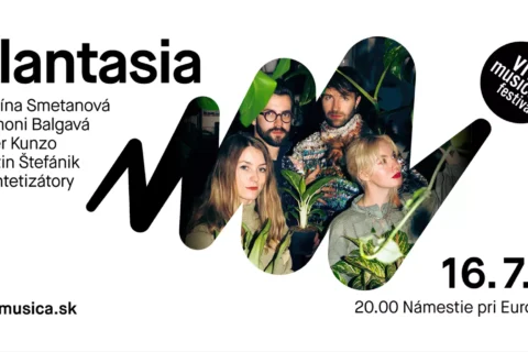 Plagát koncertu Plantasia na festivale Viva Musica. Zobrazuje štyroch ľudí obklopených rastlinami, s podrobnosťami o podujatí a dátumom, 16.7.2026.