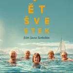 Päť starších ľudí radostne pláva v oceáne pod jasne modrou oblohou. V pozadí je viditeľná plachetnica. Nápis znie „Pěť Švestek“.