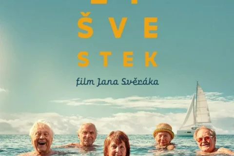 Päť starších ľudí radostne pláva v oceáne pod jasne modrou oblohou. V pozadí je viditeľná plachetnica. Nápis znie „Pěť Švestek“.