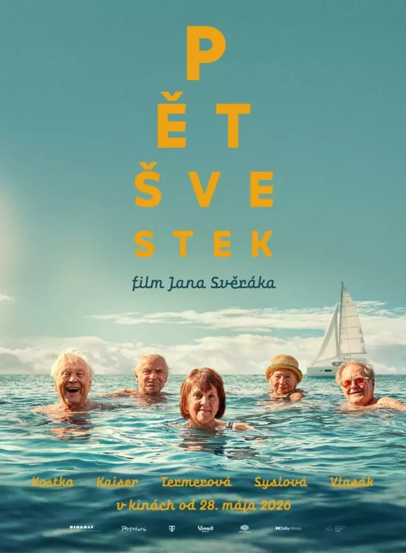 Päť starších ľudí radostne pláva v oceáne pod jasne modrou oblohou. V pozadí je viditeľná plachetnica. Nápis znie „Pěť Švestek“.