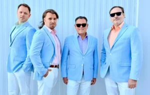 4 Tenori vydávajú po návrate z USA singel Massachusetts a svojím vystúpením otvoria prvý koncert legendárnej Diany Ross v ČR Kapely