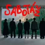 Pred veľkým oknom stojí šesť siluet a v diaľke sleduje oheň. Nad nimi je jasnočerveným písmom napísané slovo „SABOTÁŽ“.