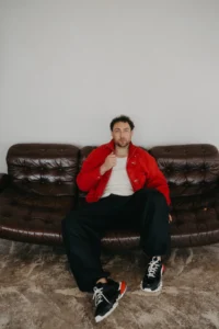 Bystrík si k 44. narodeninám nadelil najosobnejší darček. Vydáva nový album Bystrík 4+4 a predstavuje singel „Káva“! Hudba