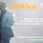 Muž v svetlomodrom obleku hrá na saxofón na propagačnom plagáte pre EMAfest. Podrobnosti o podujatí a mená účinkujúcich sú uvedené vpravo od neho.