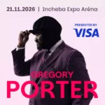 Bočný profil muža v klobúku a obleku s textom: „21.11.2026 Incheba Expo Aréna, GREGORY PORTER.“ Prezentované spoločnosťou Visa. Pokojný a profesionálny tón.