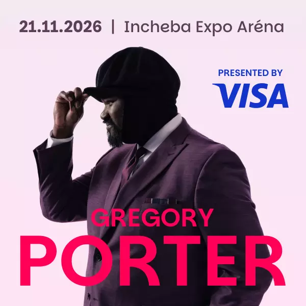 Bočný profil muža v klobúku a obleku s textom: „21.11.2026 Incheba Expo Aréna, GREGORY PORTER.“ Prezentované spoločnosťou Visa. Pokojný a profesionálny tón.