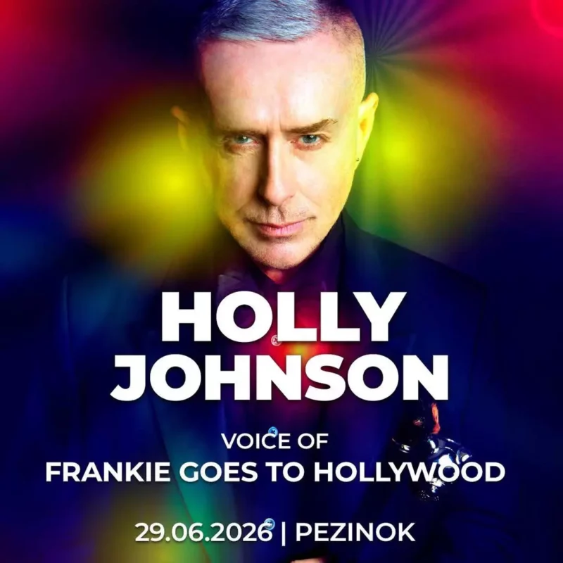 Portrét muža s intenzívnym pohľadom, obklopeného žiarivými červenými, žltými a modrými svetlami. Text znie: „Holly Johnson, Hlas Frankieho ide do Hollywoodu, 29.06.2026, Pezinok.“