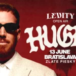 Muž so slnečnými okuliarmi na červenom pozadí s palmami. Text znie „Levity Open Air Hugel, 13. júna, Bratislava, Zlaté piesky“.