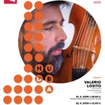 Bradatý muž sústredene hrá na violu d’amore, obklopený oranžovými bodkami tvoriacimi vzor. Text podrobne opisuje taliansky hudobný festival na Slovensku v roku 2026.