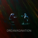 Hudobníci v modrom svetle hrajú na klavíri a violončele na tmavom, textúrovanom pozadí so žiarivými pruhmi. V popredí sa zobrazuje text „Dreamagination“.