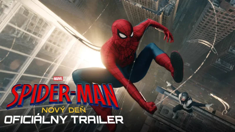 Spider-Man sa v dynamickej póze preháňa medzi mrakodrapmi a evokuje vzrušenie a akciu. Pod ním sa rozprestiera mestská krajina s textovým prekrytím oficiálneho traileru.