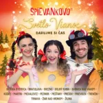 Traja veselí umelci v farebných kostýmoch stoja radostne na pozadí slávnostnej, zasneženej vianočnej dedinky s vždyzelenými stromami a kostolom.