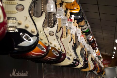 Akustická gitara na festival, koncert alebo busking: čo by nemalo chýbať vo vašej hudobnej výbave?