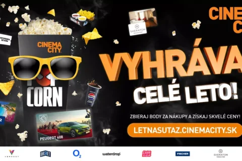Vedro s popcornom so slnečnými okuliarmi, obklopené rozhádzanými popcornmi a občerstvením. Tučný text „Vyhrávaj celé leto!“ propagujúci letnú súťaž v Cinema City.