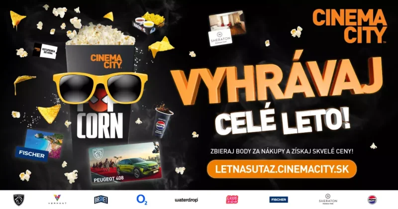 Vedro s popcornom so slnečnými okuliarmi, obklopené rozhádzanými popcornmi a občerstvením. Tučný text „Vyhrávaj celé leto!“ propagujúci letnú súťaž v Cinema City.