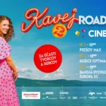 Dve usmievavé ženy stoja chrbtom k sebe na pozadí jasne modrej oblohy. Text propaguje „Kavej 2 Roadshow“ s dátumami a miestami podujatí Cinemax.