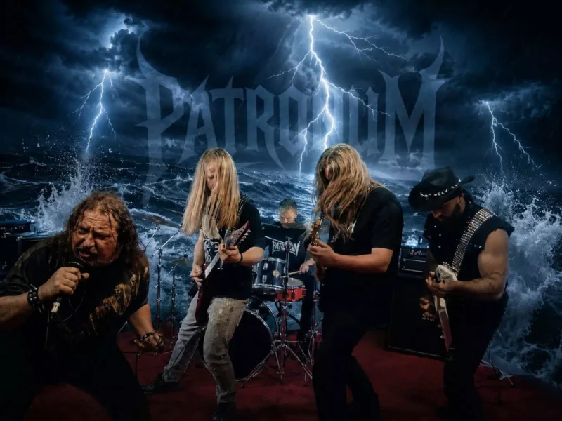 Heavymetalová kapela vystupuje na pódiu energicky, s intenzívnymi výrazmi a dynamickými postojmi. Blesky a vlny dramaticky narážajú do búrlivého pozadia, čím umocňujú intenzívnu a silnú atmosféru.