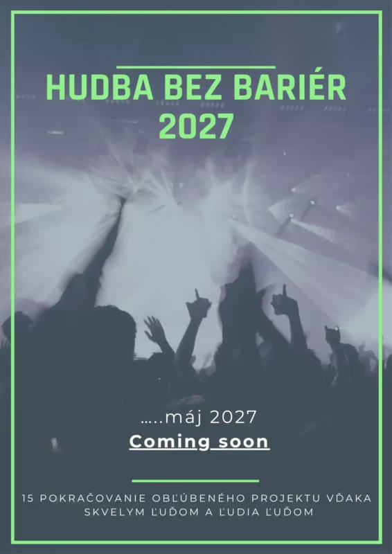 Koncertný dav so zdvihnutými rukami a svetelnými lúčmi vytvára energickú atmosféru; zelený plagát oznamuje „Hudba bez bariér 2027“ a „Už čoskoro“.