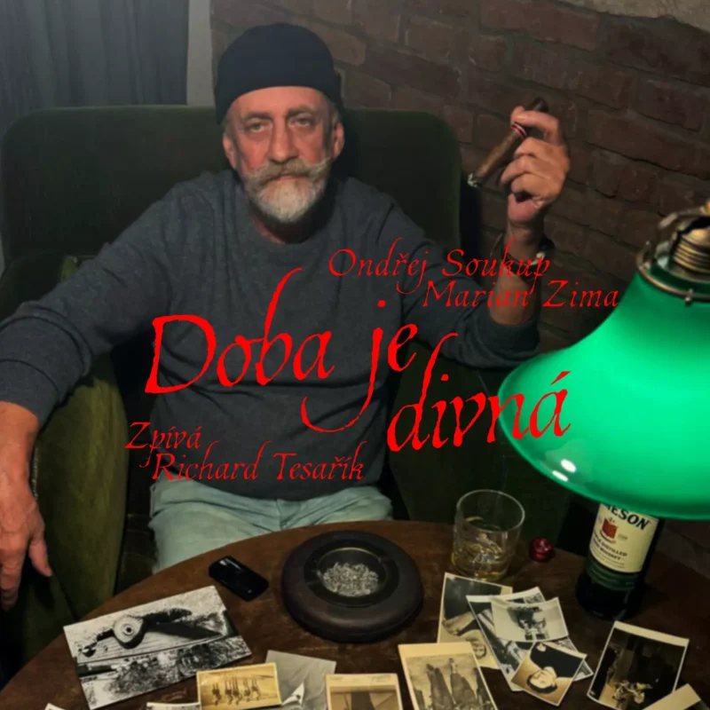 Obal albumu „Doba je divná“: bradatý starší muž fajčí v tmavej stoličke pri zelenej lampe; fotografie a drink na stole, náladový tón.