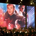 Živý orchester vystupuje pod obrovskými obrazovkami, na ktorých sa uprostred červených a modrých svetiel javiska premietajú dramatické postavy sci-fi filmov vrátane vesmírneho kapitána.
