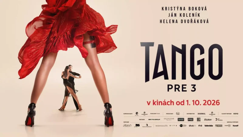 Filmový plagát k filmu „Tango pre 3“: drobná žena tancuje medzi nohami väčšej postavy vo vysokých opätkoch, ktoré sú zahalené do červenej látky. Výrazný názov a dátum premiéry dodávajú plagátu dramatický, divadelný nádych.