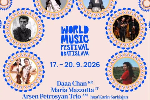 Farebný plagát Svetového hudobného festivalu Bratislava 2026 s portrétmi umelcov v kvetinových kruhoch, modro-oranžovými ľudovými motívmi, dátumami a programom účinkujúcich.