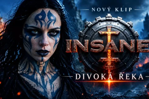 Temný a ohnivý plagát k videoklipu, na ktorom je žena natretá namodro vedľa kovového emblému a nápisu „INSANE“ s podtitulom „Divoká řeka“.