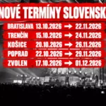 Čiernobiela koncertná scéna s publikom pod červeným plagátom: nové termíny na Slovensku, od Bratislavy po Zvolene, október až december 2026.