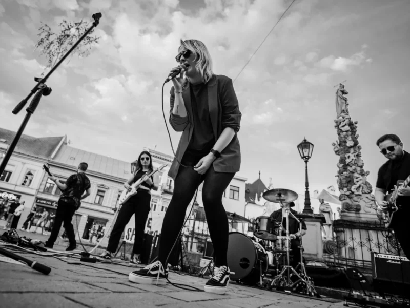 Na skladbe Nicky spolupracovala s gitaristom Patrikom Freňákom, s ktorým zároveň postupne pripravuje svoj debutový album