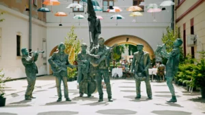 Smola a Hrušky spojili sily s Petrom Lipom: Hymna festivalu Živé sochy má veľkolepý videoklip Kapely