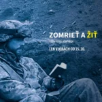 Modrotónovaný filmový plagát: vojak sedí medzi troskami a drží zbraň. Nápis „Zomrieť a žiť“ oznamuje uvedenie v kinách 15. 10.; nálada je pochmúrna.
